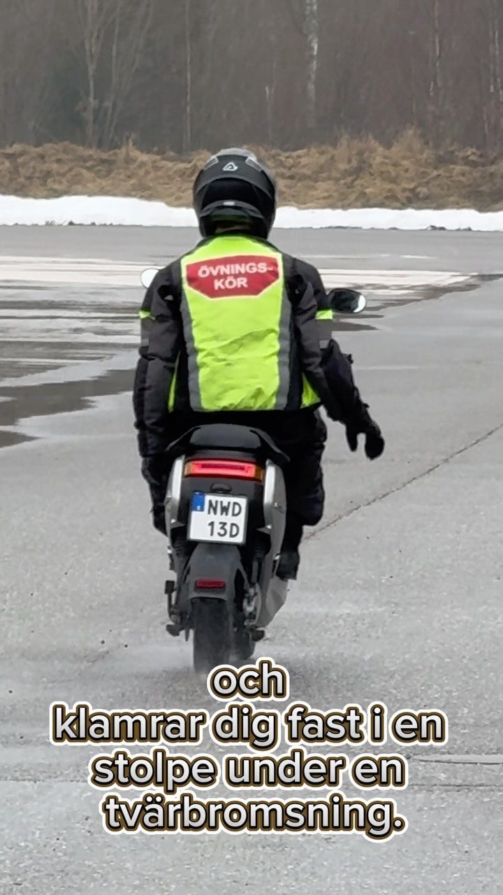 Vi lär dig köra på 2-hjul! #svensktrafikutbildning #gillinge #stu #amkörkort #moppekort #2hjul #akersbergatrafikskola #tabytrafikskola #mopedkörkort #moppekort2025 #gillingetrafikskola